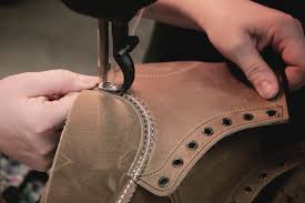 Suela De Pegamento De Mano Trabajadora En Zapatos De Producción De Calzado  Metrajes - Vídeo de funcionamiento, primer: 183684724